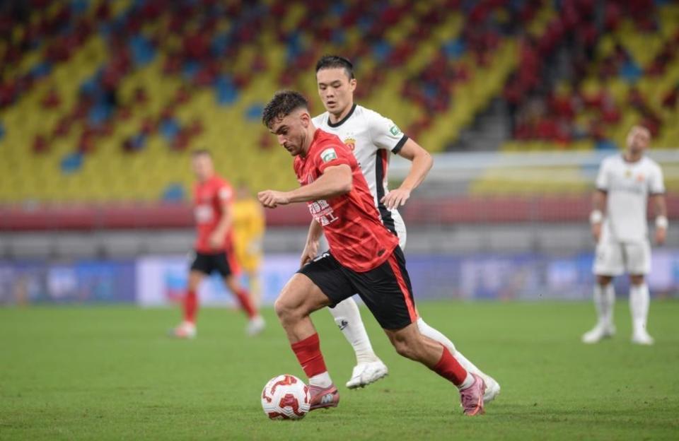 成都蓉城登顶!申花遭绝杀,国安6球惨败,4队只差2分海港已掉队